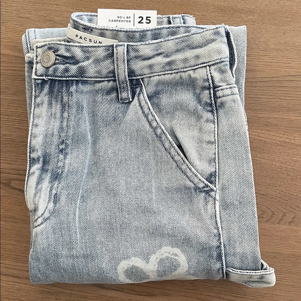 NWT PacSun Size 25 Light Wash 90’s Boyfriend Jeans with Floral Detail, Split Hem